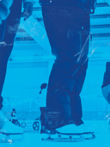 Młodzież na lodowisku.