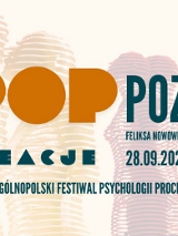 Plakat promujący XIX Ogólnopolski Festiwal Psychologii Procesu "POP Kreacje" w Poznaniu, który odbędzie się 28 września 2025 roku przy ulicy Feliksa Nowowiejskiego 15A/15. W tle widoczne są abstrakcyjne, warstwowe sylwetki postaci ludzkich.
