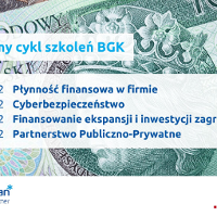 W tle banknot stuzłotowy. Na pierwszym planie napisy: Bezpłatny cykl szkoleń BGK. 18.01.2022 Płynność finansowa w firmie, 15.02.2022 Cyberbezpieczeństwo, 16.03.2022 Finansowanie ekspansji inwestycji zagranicznych, 19.04.2022 Partnerstwo Publiczno-Prywatne. Na dole logotypy organizatorów: Jubileuszowe logo Poznań Biznes Partner i Banku Gospodarstwa Krajowego.