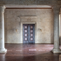 Fotografia przedstawia odnowione wnętrze Holu Trawertynowego, prowadzącego do Sali pod Zegarem.