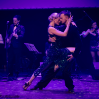 Na zdjęciu para tańcząca tango, w tle członkowie zespołu muzycznego.