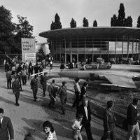 Pawilon Polskiego Przemysłu Ciężkiego, tzw. Parasol (proj. Jerzy Staniszkis), wybudowany w 1958 r., fot. z 1966 r. Zdjęcie z archiwum MTP.