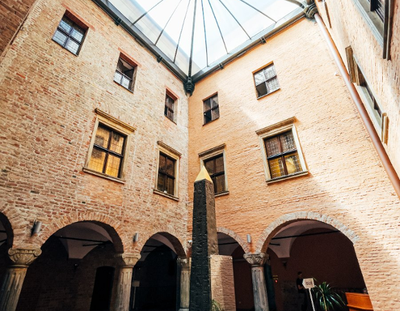 Galeria zdjęć przedstawia dziedziniec Muzeum Archeologicznego w Poznaniu.