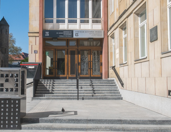 Galeria zdjęć przedstawia schody prowadzące do wejścia do Centrum Szyfrów Enigma.