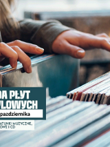 Zdjęcie, liczne płyty winylowe, które przekładnane są przez dłonie, z boku napis Giełda Płyt Winylowych, 25 - 26 października.