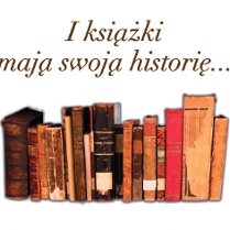 Rząd grzbietów starych ksiażek w różnych kolorach, oprawach, rozmiarach.