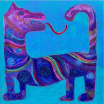 Malarskie wyobrażenie fioletowego smoka. Jego głowa skierowana w prawą stronę, język wysunięty. Długa szyja, tułów podłużny, krótkie łapy, cienki ogon postawiony do góry. Tło obrazu niebieskie.