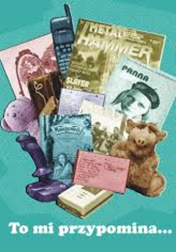 Grafika, w której centralną część stanowią zdjęcia przedmiotów z lat 90. - czasopisma, pluszaki, zdjęcia, telefon, joystick, walkman, nałożone na turkusowe tło. Poniżej biały napis: "To mi przypomina...".