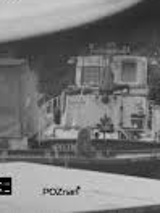 Czarno-białe zdjęcie. Głównym motywem jest motorówka i miejsce do cumowania statków i łodzi. Na zdjęcie zostały nałożone napisy z tytułem wystawy.