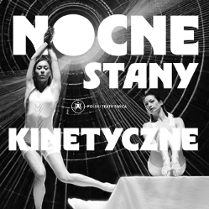 na ciemnym tle dwie tancerki w białych strojach, jedna z nich po prawej stronie siedzi na podłodze, druga, z lewej strony stoi z rękoma wyciągniętymi do góry. Na grafice biały gruby napis Nocne Stany kinetyczne oraz niewielki biały logotyp teatru.