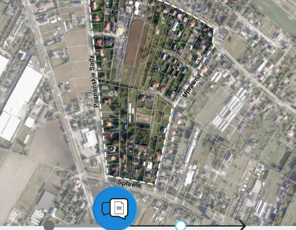 Grafika przedstawia ortofotomapę fragmentu miasta Poznanioa z nieniesioną białą granicą projektu planu miejscowego w Poznaniu. Wzdłuż ulic napis: Poznańskie Sady, Uprawna, Spławie. Na dole grafiki znajduje się oś czasu z wyróżnionym na niebiesko etapem projektu planu - II konsultacje społeczne