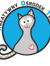 Szary kot z ogonem i uszami w kolorowe kropeczki na niebiekim tle w kształcie koła z czarną obramówką. Nad napis: Kreatywny ośrodek terapii".