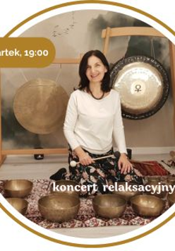 Kobieta siedzi przy misach i gongach do grania.