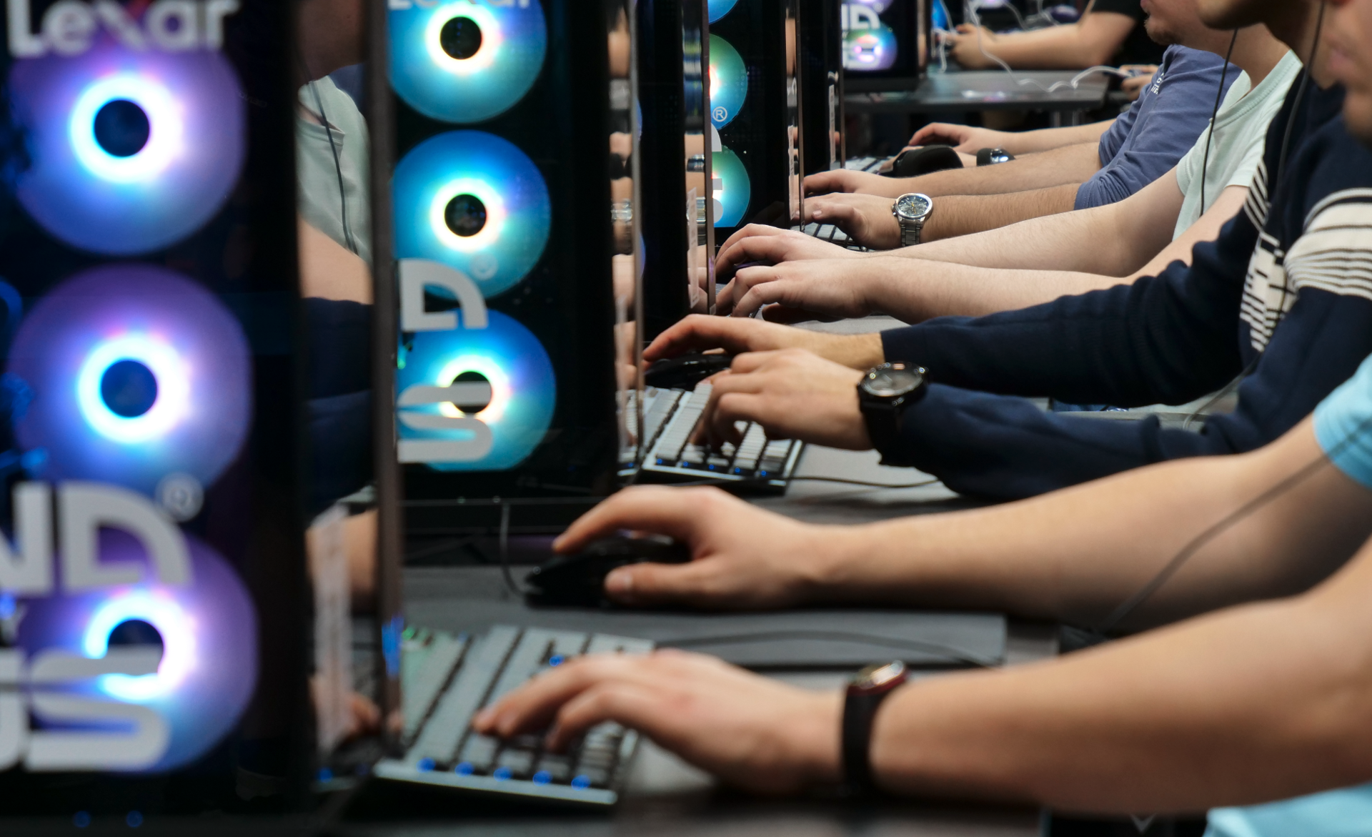 Grupa osób, która gra w gry komputerowe.