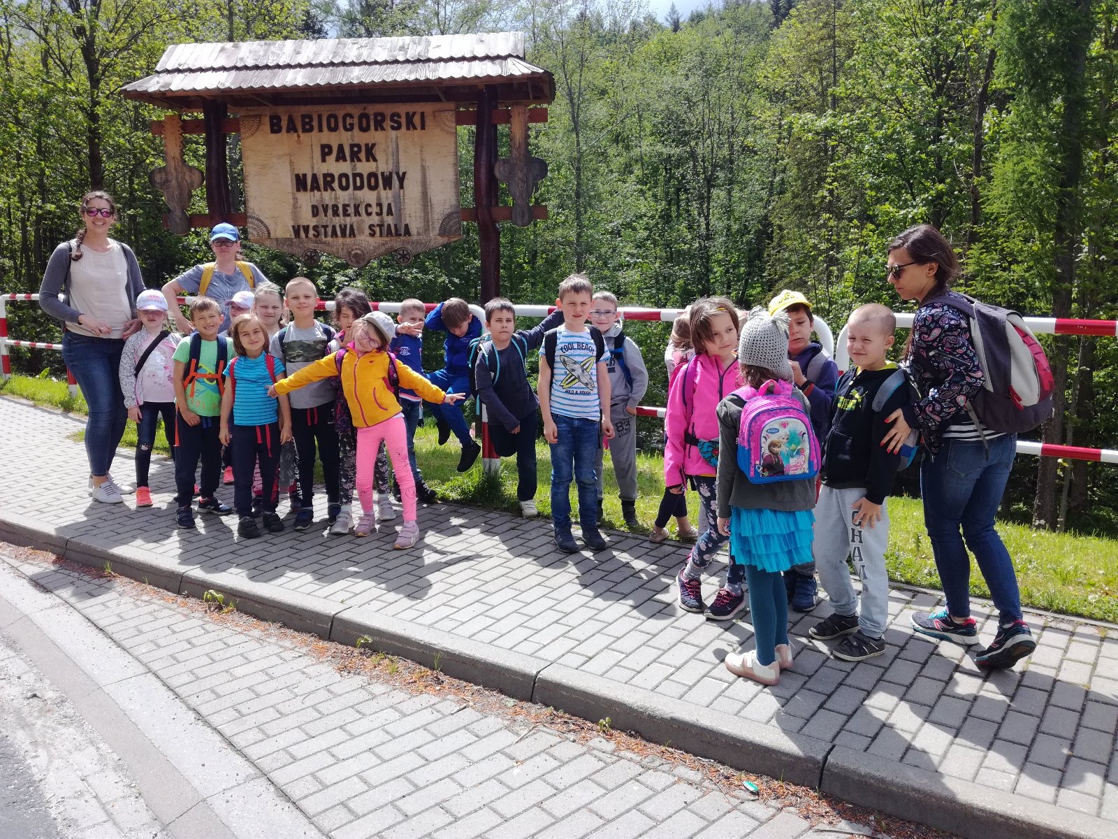 Przedszkole nr 163 w Babiogórskim Parku Narodowym grupa przedszkolaków wraz z opiekunkami przy tablicy Babiogórskiego Parku Narodowego