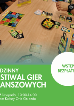 Plakat promujący Rodzinny Festiwal Gier Planszowych. Zdjęcie stołu, na którym rozłożono grę planszową, u dołu zielony pasek z napisem Rodzinny Festiwal Gier, wtęp bezpłatny.