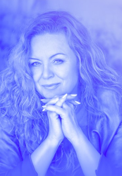 Zdjęcie artystki w rozpuszonych włosach.