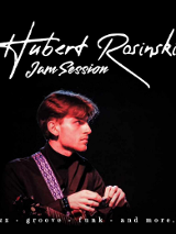 Artysta, dookoła rozrzucone nuty, w górnej części napis Hubert Rosiński Jam Session.