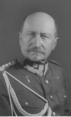 Na zdjęciu znajduje się generał Józef Dowbór-Muśnicki, pozujący w mundurze wojskowym.