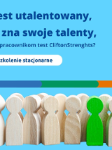 Na niebieskim tle widoczny jest tytuł wydarzenia zapisany dużą, pogrubioną czcionką. Po prawej stronie znajduje się zdjęcie prowadzącej - Liliany Kisiel, uśmiechniętej kobiety w jasnoniebieskiej koszuli. Na dole grafiki widnieje rząd drewnianych figurek
