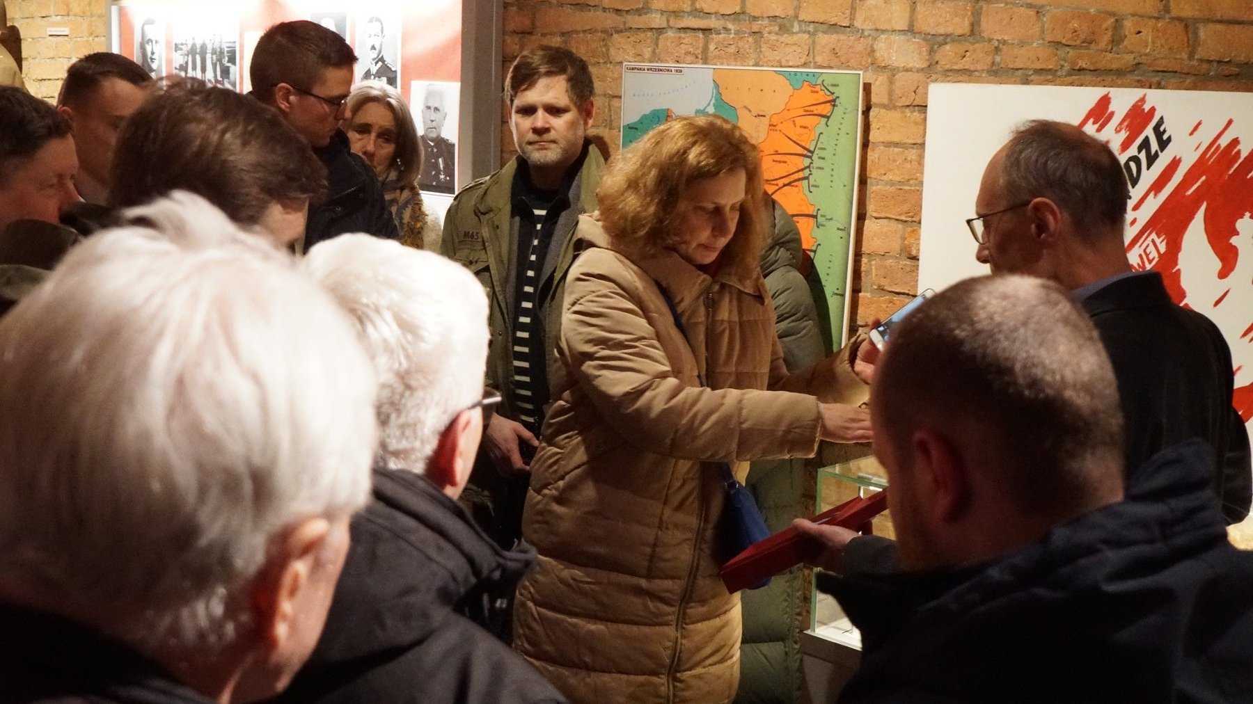 Kilka fotografii przedstawiających publiczność w trakcie zwiedzania z przewodnikiem Muzeum Armii "Poznań" oraz w trakcie spotkania z autorami publikacji w Muzeum Uzbrojenia.