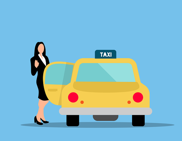 Kobieta stojąca przy otwartych drzwiach taksówki