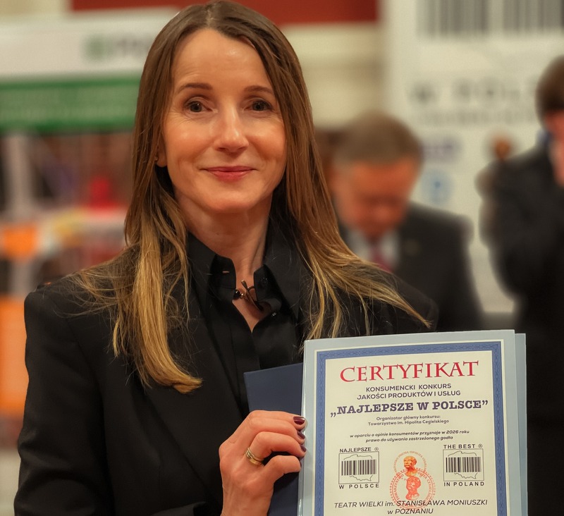 Kobieta z certyfikatem potwierdzającym otrzymanie nagrody