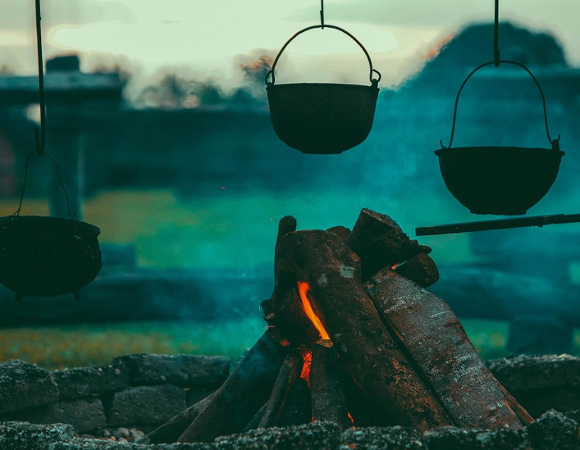 Kociołki nad ogniskiem.