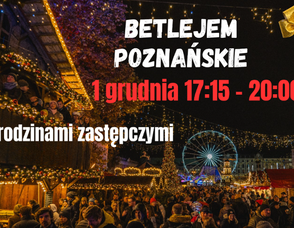 Kolorowa, nocna scena jarmarku świątecznego w Poznaniu: liczne drewniane stragany ozdobione lampkami i girlandami, tłum ludzi spacerujących między stoiskami, w tle duże podświetlone diabelskie koło. Na grafice umieszczono napisy: "Betlejem Poznańskie', "1 grudnia 17:15-20:00', "z rodzinami zastępczymi', a w prawym górnym rogu widoczna jest złota kokarda