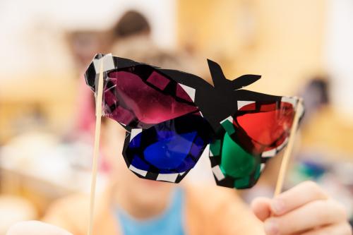 Kolorowy motyl zrobiony z materiałów plastycznych.