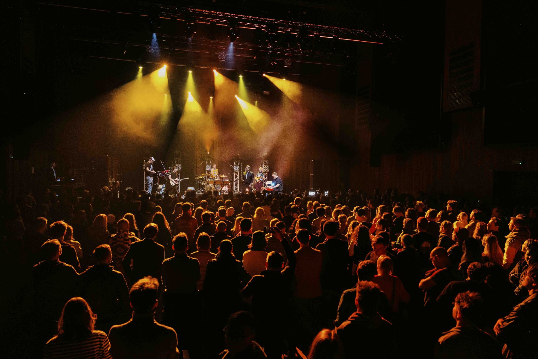 Next Fest Music Showcase & Conference na placu Wolności w Poznaniu, fot. Maciej Chomik Koncert klubowy w ramach festiwalu, scena i pełna sala