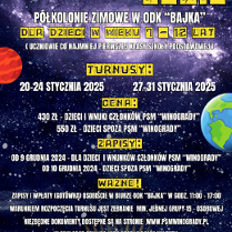 Plakat reklamujący kosmiczne ferie w Bajce, ciemne tło z licznymi gwazdami, wokół krążą planety, napisy informujące o wydarzeniu.