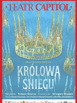 Na błękitnym tle złota korona z lodu. Pod spodem napis "Królowa Śniegu. Plakat obramowany czerwoną ramką.