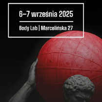 Na czarnym tle czerwona piłka, którą trzyma nad głową antyczna rzeźba. Napisy 6-7 września 2027, Body Lab, Marcelińska 27.