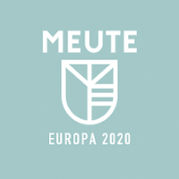 Na jasno patynowym tle, białe loto trasy koncertowej oraz napis Meute Europa 2020.