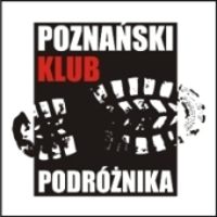 Biały prostokąt. Wewnątrz mniejszy czarny z napisem Poznański Klub Podróżnika. Na całości w poprzek odcisk buta.