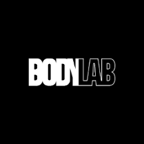 Logotyp BodyLab - biało-czarny napis na czarnym tle