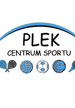 Logotyp Centrum Plek - czarna nazwa obiektu, a poniżej symbole piłek do piłki nożnej, koszykówki i siatkówki, a także rakiet to tenisa i padla