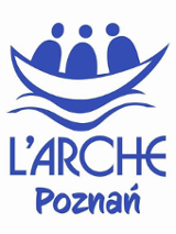 Logotyp Fundacji L'Arche - niebieski wizerunek łódki z trzema osobami na pokładzie, a poniżej nazwa fundacji