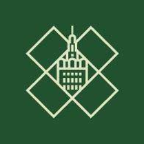 Logotyp Poznańskiego Kongresu Brydżowego - na planie rombu budynek z iglicą na zielonym tle