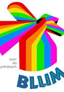 Logo Teatru. Na białym tle napis Blum teatr dla najmłodszych. Pośrodku pionowa kolorowa jak tęcza taśma, zawiązana na górze w kształt kokardy.
