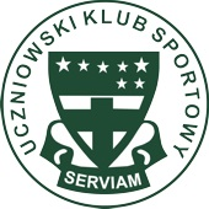 Logotyp UKS Serviam - w zielonym herbie zielony krzyż, powyżej siedem białych gwiazdek, a poniżej biały napis Serviam. Wokół zielony napis Uczniowski Klub Sportowy na białym tle