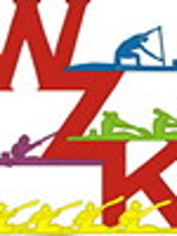 Logotyp Wielkopolskiego Związku Kajakowego - na ukos trzy duże czerwone litery WZK Obok nich sylwetki płynących kajakarzy w kolorze niebieskim, zielonym, fioletowym i żółtym