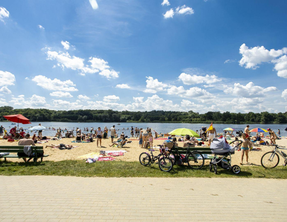 Ludzie na plaży nad jeziorem Rusałka