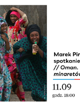 Kobiety w barwnych strojach z chustami na głowach, obok napisy iformujące o spotkaniu podróżniczym w Bibliotece Wojewódzkiej z Markiem Pindralem, autorem ksiązki Oman. W cieniu minaretów.