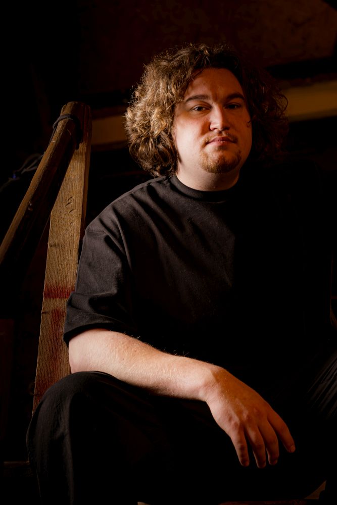 Mężczyzna w dłuższych, kręconych włosach.