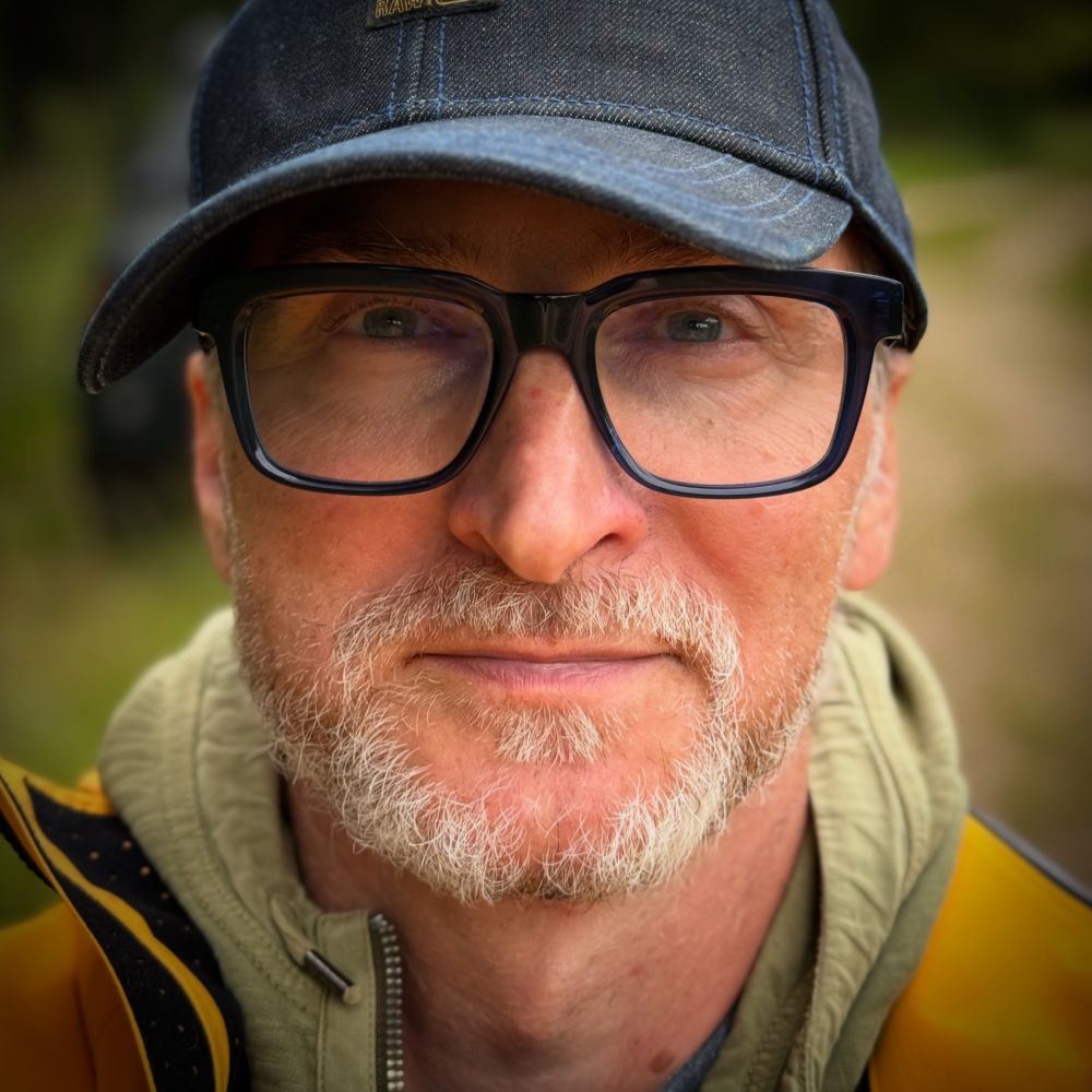 Mariusz Palej, fot. archiwum prywatne Mężczyzna w okularach i czapce z daszkiem.