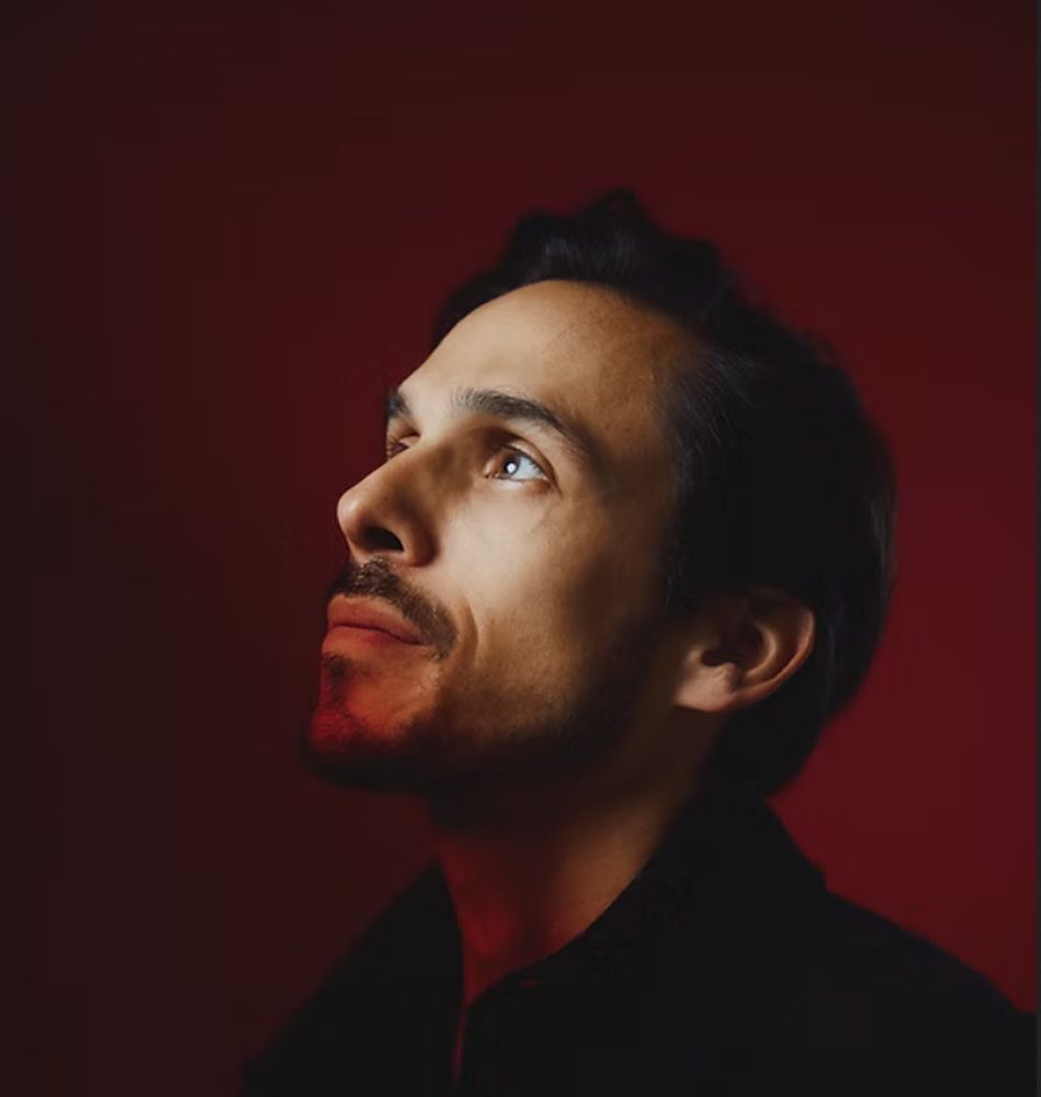 Mężczyzna z profilu, patrzy w górę.