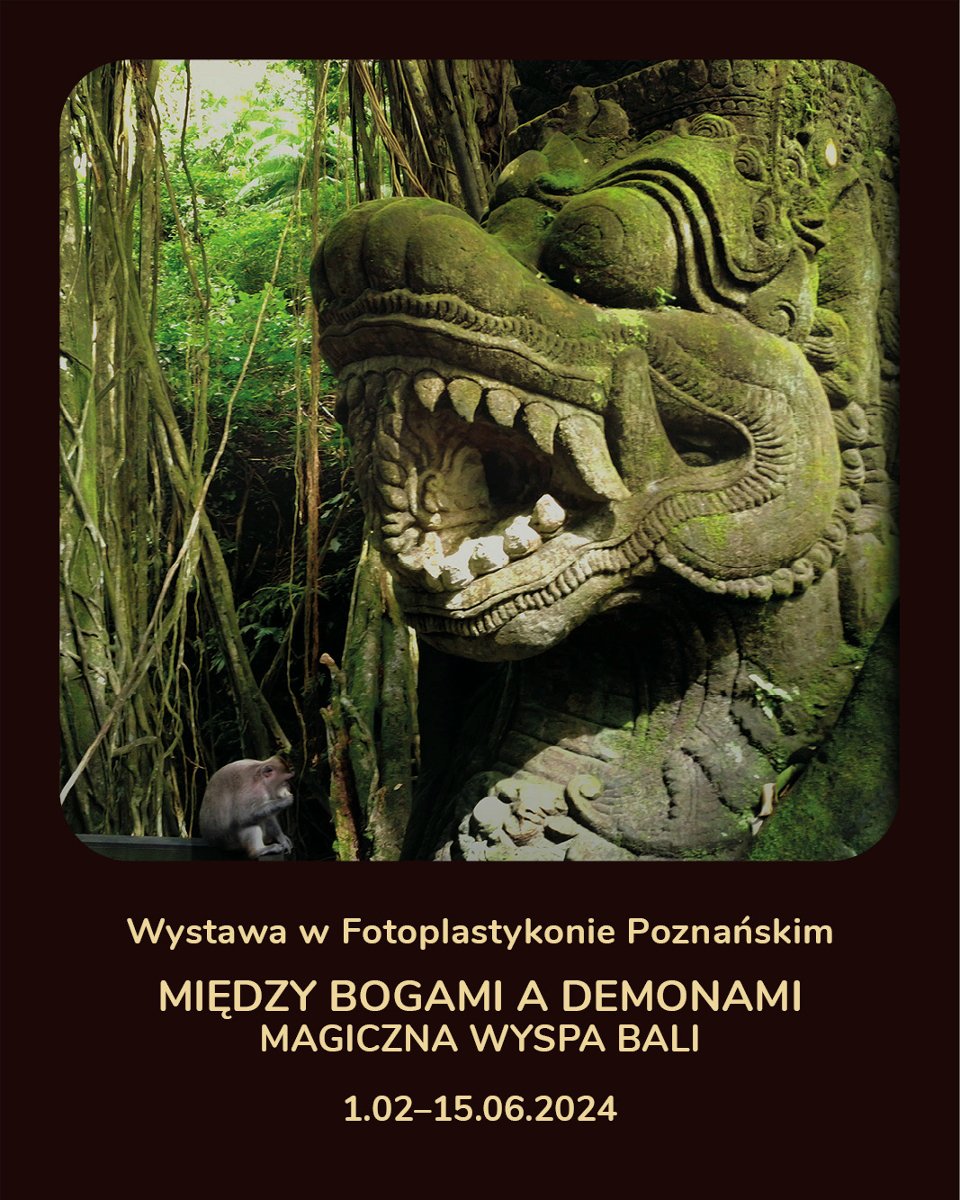 Rzeźba balijskiego boga z głową smoka i otwartą paszczą z zębiskami. W tle fragment dżungli.