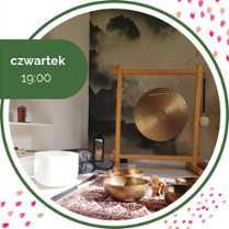 Zdjęcie dużego gongu i mis położonych na dywanie.